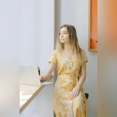 董新月